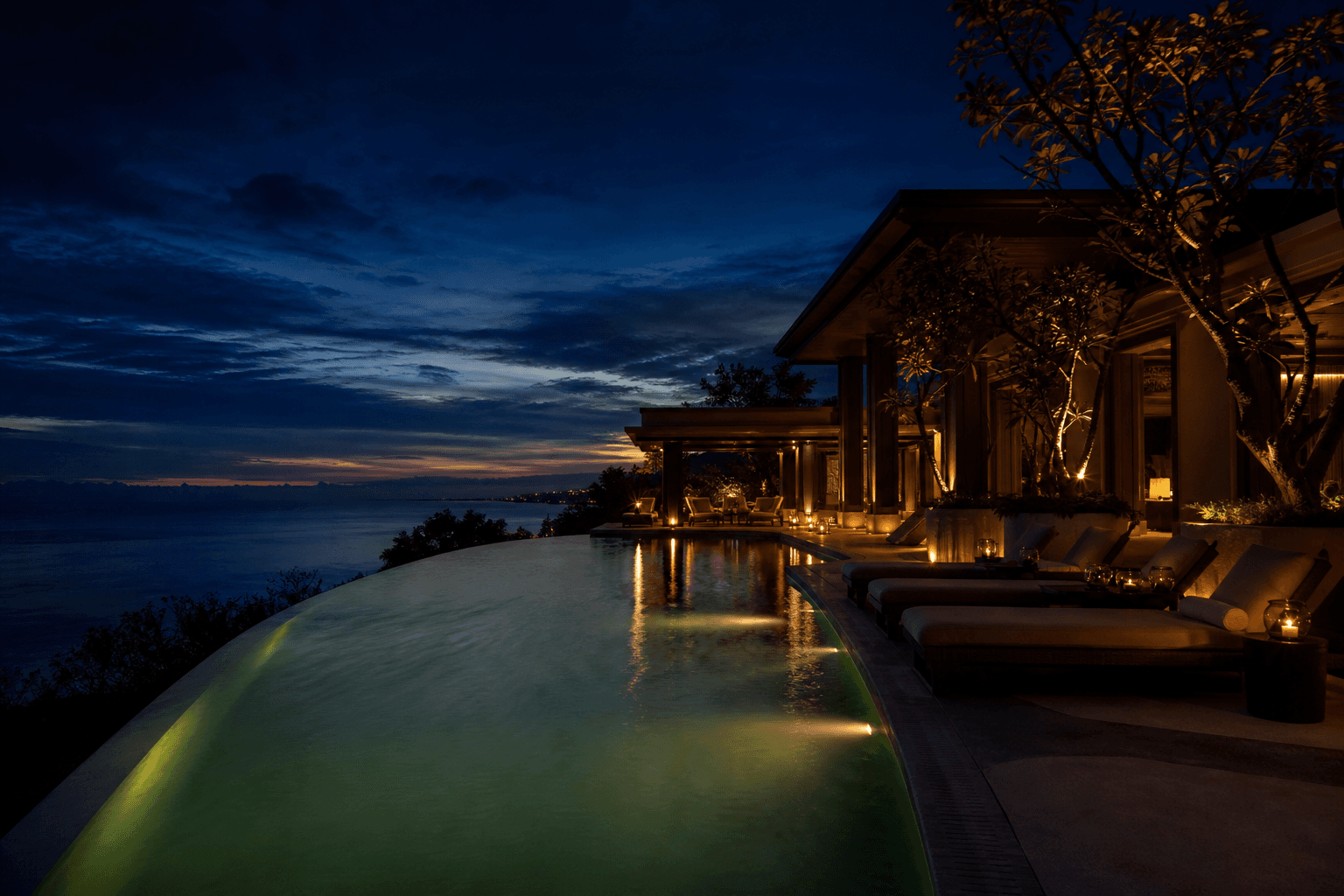 Deluxe Hotels, Cottage & Camp